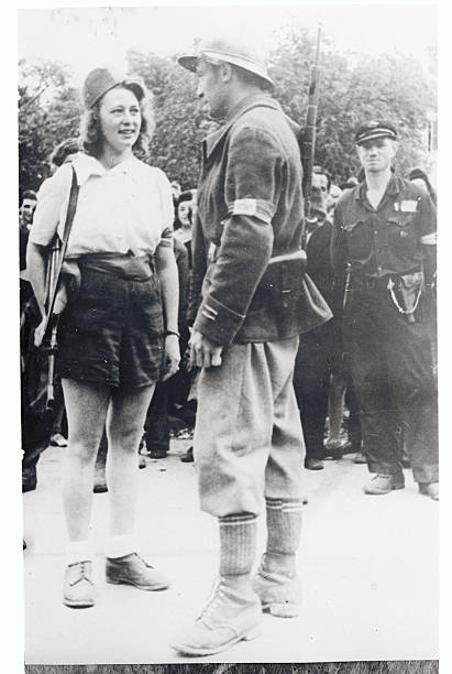 15 Stunning Vintage Photos of Women Posing with Guns