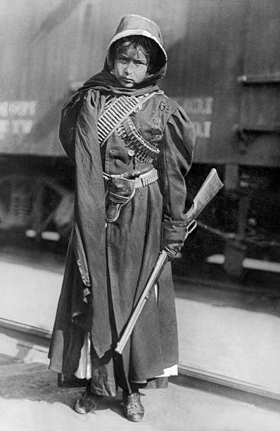 15 Stunning Vintage Photos of Women Posing with Guns